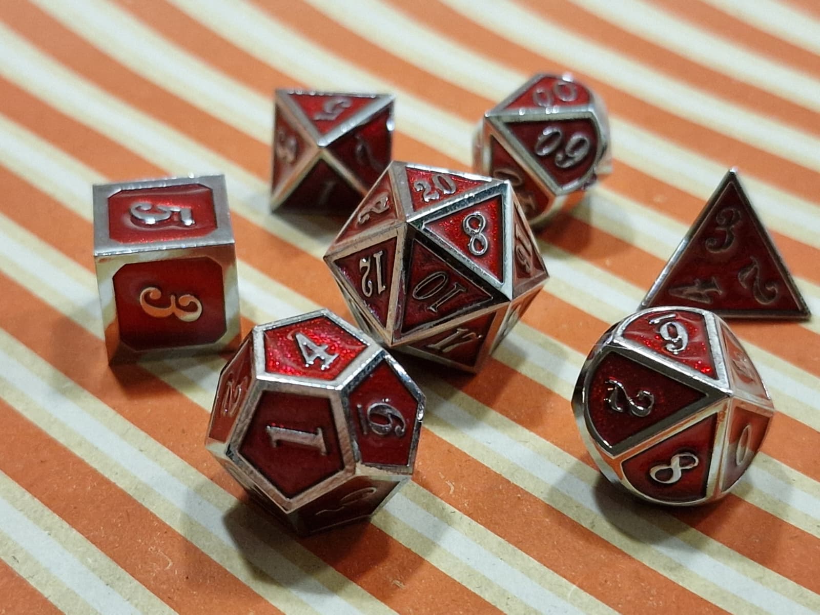 Premium Dice Silver Red – Metalen Dobbelstenenset met Rode Emaille