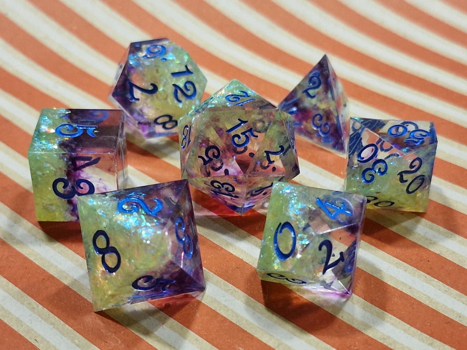 Premium Dice Rainbow – Resin Dobbelstenenset met Foiling