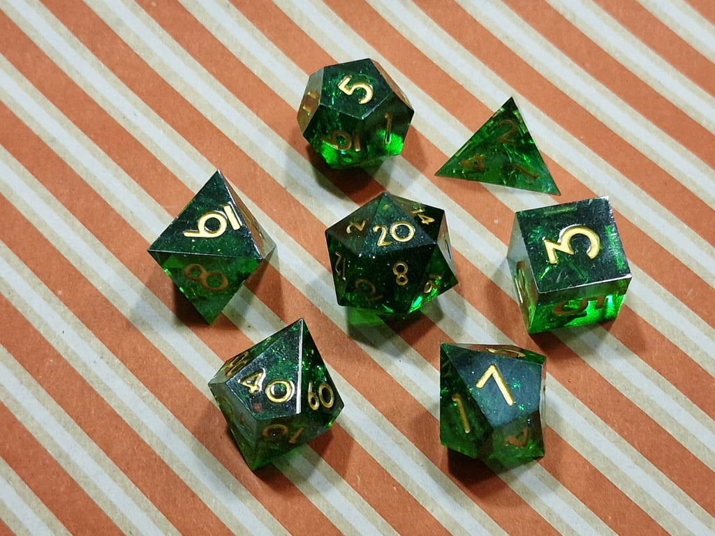 Premium Dice Deep Green – Sharp Edge Resin Dobbelstenenset
