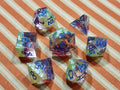 Premium Dice Rainbow – Resin Dobbelstenenset met Foiling