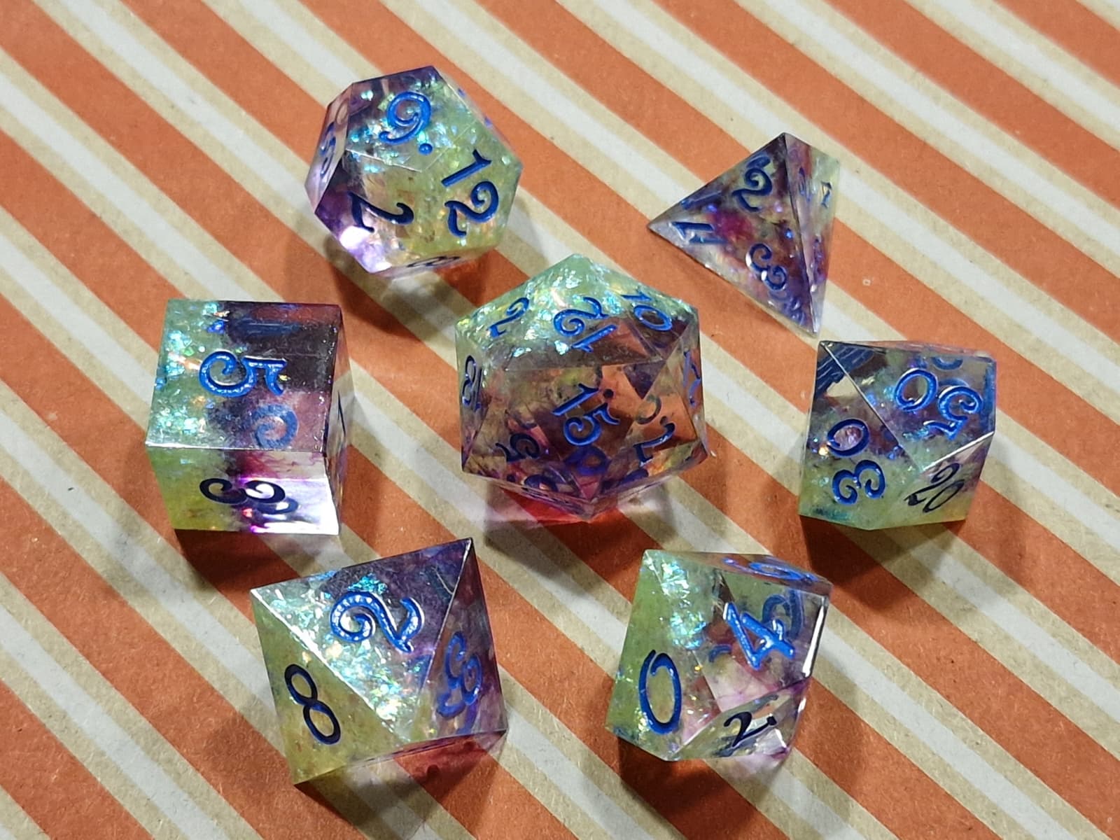 Premium Dice Rainbow – Resin Dobbelstenenset met Foiling