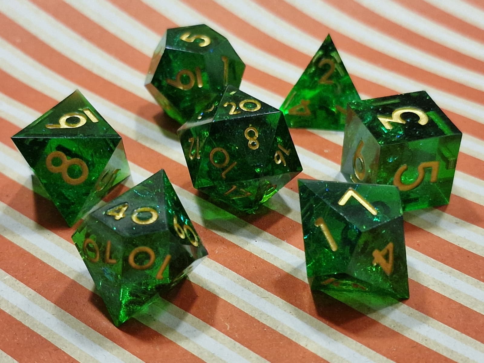 Premium Dice Deep Green – Sharp Edge Resin Dobbelstenenset