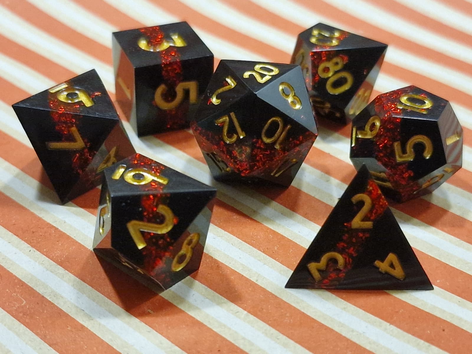 Premium Dice Black Red – Resin Dobbelstenenset met Rode Glitters