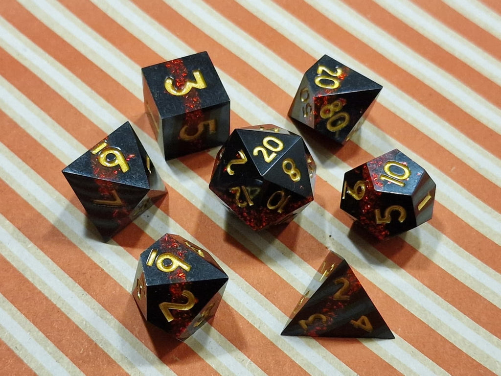 Premium Dice Black Red – Resin Dobbelstenenset met Rode Glitters