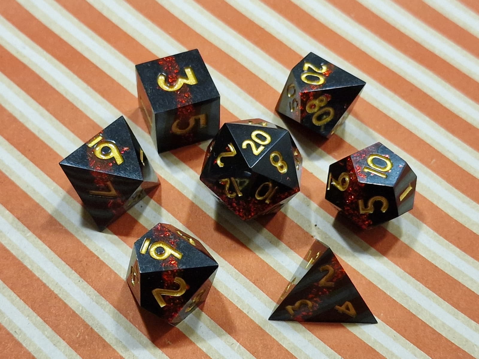 Premium Dice Black Red – Resin Dobbelstenenset met Rode Glitters