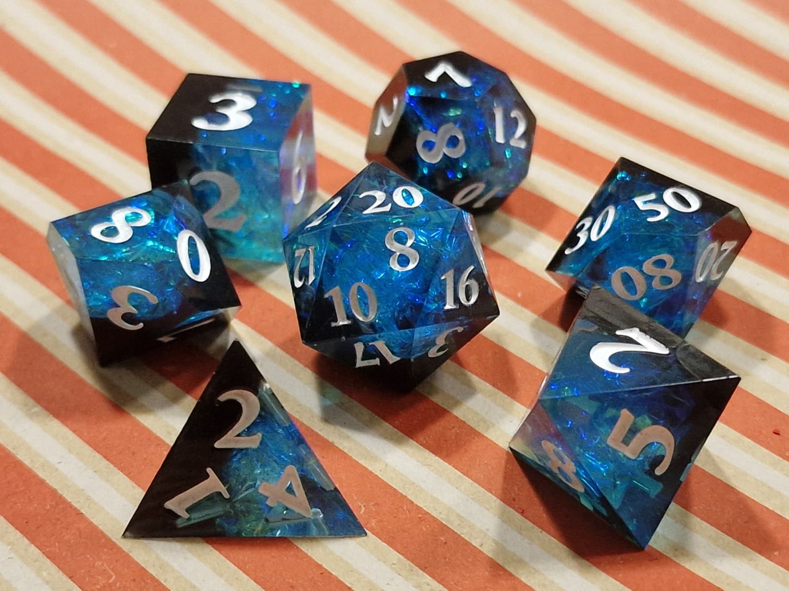 Premium Dice Black Blue Galaxy – Resin Dobbelstenenset met Foiling
