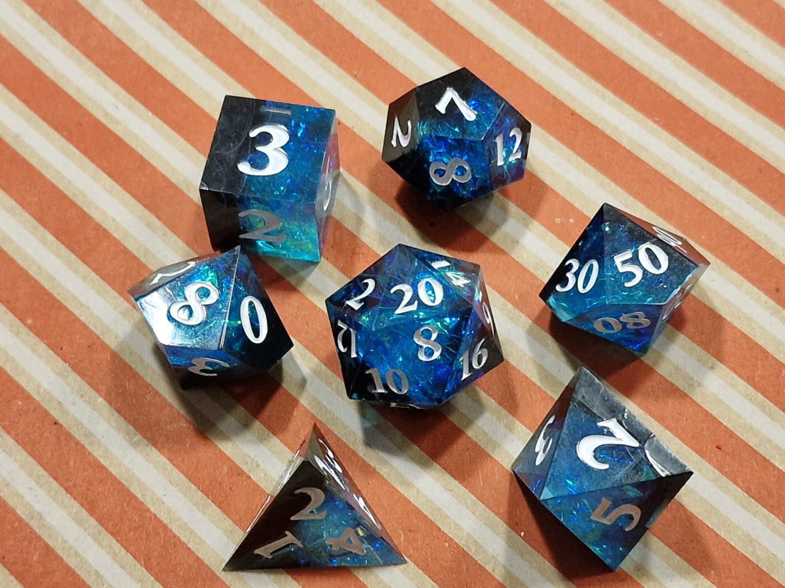 Premium Dice Black Blue Galaxy – Resin Dobbelstenenset met Foiling