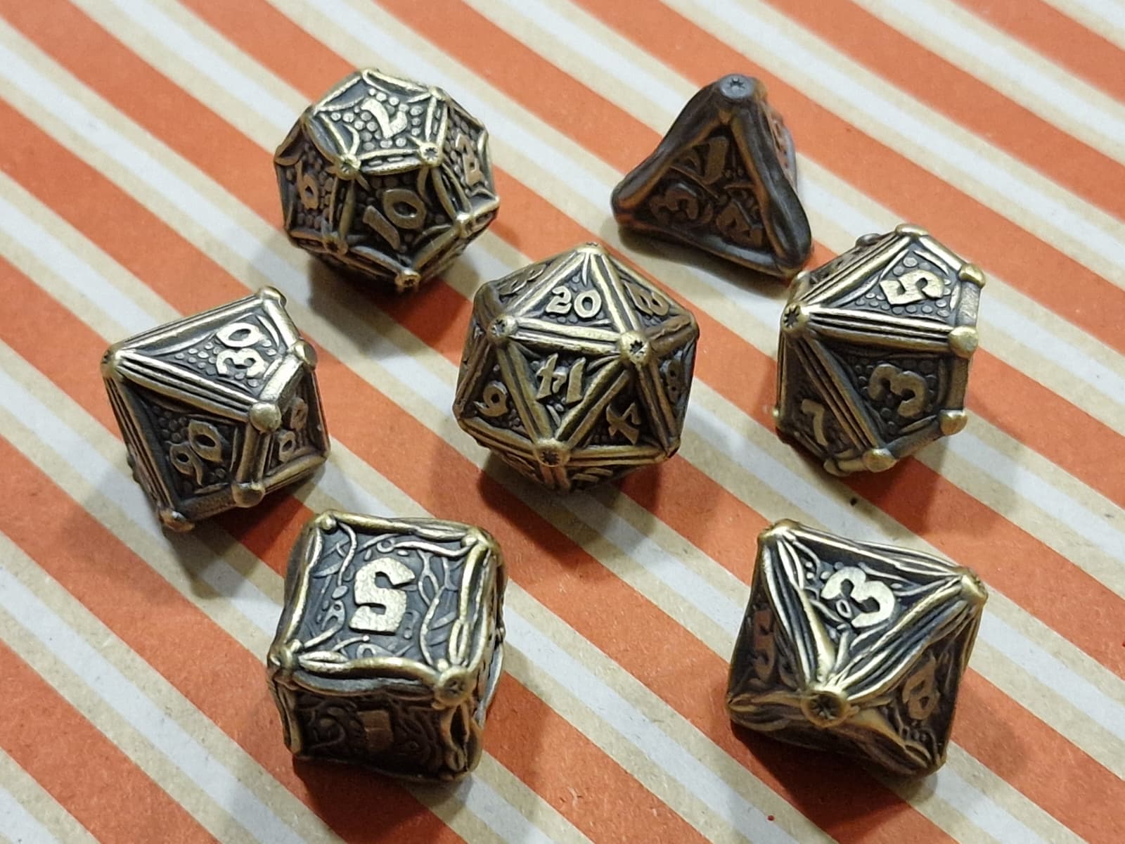 Premium Dice Antique Bronze – Metalen Dobbelstenenset met Filigraan Motief