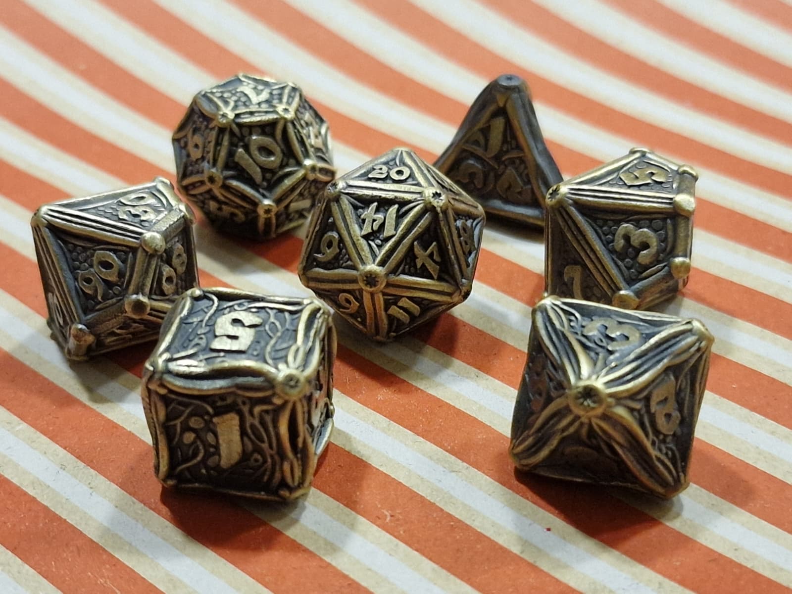 Premium Dice Antique Bronze – Metalen Dobbelstenenset met Filigraan Motief