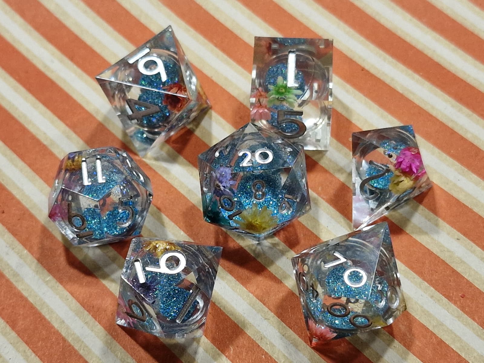 Premium Dice – Liquid Core met Blauwe Glitters & Bloemen Resin Dobbelstenenset